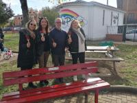 La panchina rossa nel parco di Bibliopop si ritinge di rosso Copertina