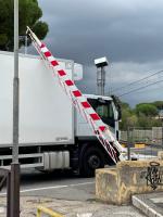 Camion bloccato sui binari Copertina
